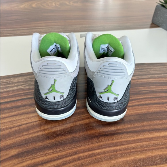 Men’s Air Jordan 3 Retro in color ‘Chlorophyll’ - Picture 6 of 7